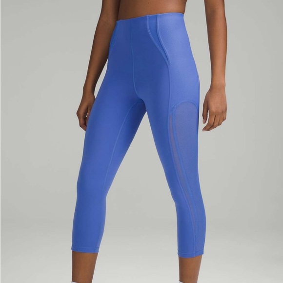 Lululemon Everlux and Mesh HR Training Tight 21” & High-Neck Train Bra
I… - Picture 6 of 10